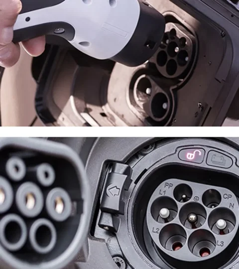 Foto, das den Typ-2-Stecker zeigt, der in eine Typ-2-EV-Steckdose passt
