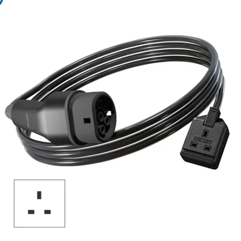 kia-typ2-auf-v2l-kabel-typ-g-steckdose Foto eines V2L-Fahrzeugs zum Laden eines Kabels mit einem Typ-2-Stecker und einer 3-poligen Typ-G-Steckdose UK