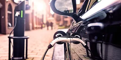 Foto des Fahrzeugs beim Laden an einer Ladestation vom Typ 2